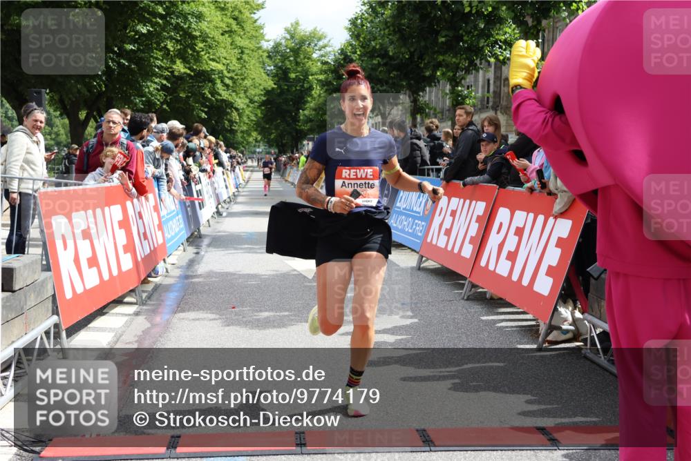 14.06.2026 - REWE Women's Run Strokosch-Dieckow http://msf.ph/oto/9774179 14.06.2026 10:53:38 Ziel 5026, 5109 meine-sportfotos.de