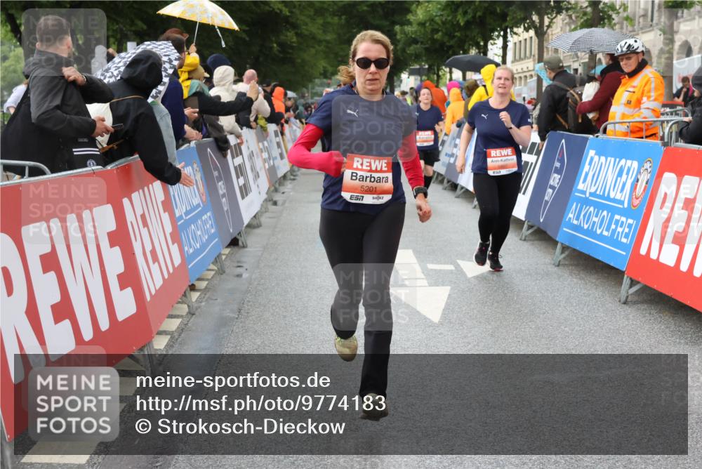 14.06.2026 - REWE Women's Run Strokosch-Dieckow http://msf.ph/oto/9774183 14.06.2026 11:08:21 Ziel 5016, 5018, 5019, 5201, 5206, 5478, 5807 meine-sportfotos.de