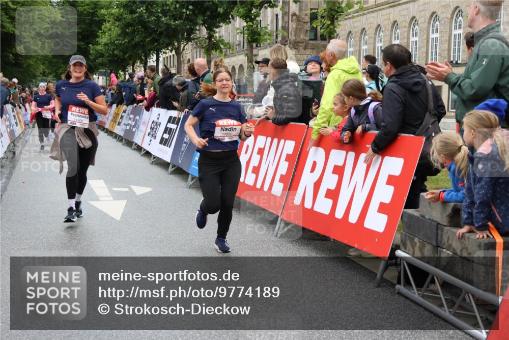 14.06.2026 - REWE Women's Run Strokosch-Dieckow http://msf.ph/oto/9774189 14.06.2026 09:59:51 Ziel 10190, 10280, 10405, 10542, 10567, 10664, 10850, 11221, 11371, 11406 meine-sportfotos.de