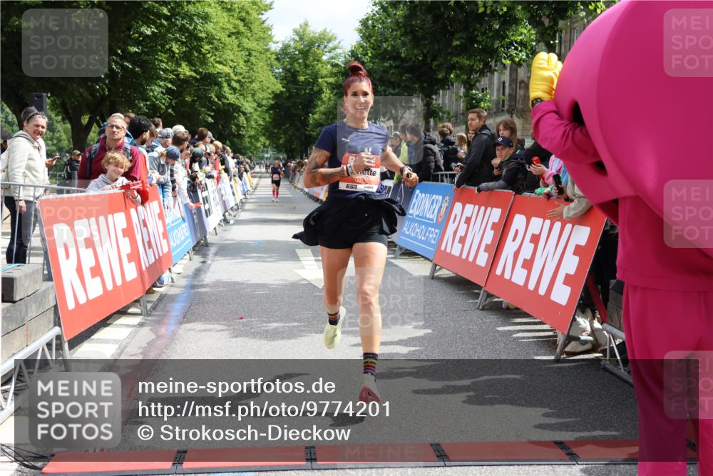 14.06.2026 - REWE Women's Run Strokosch-Dieckow http://msf.ph/oto/9774201 14.06.2026 10:53:38 Ziel 5026, 5109 meine-sportfotos.de
