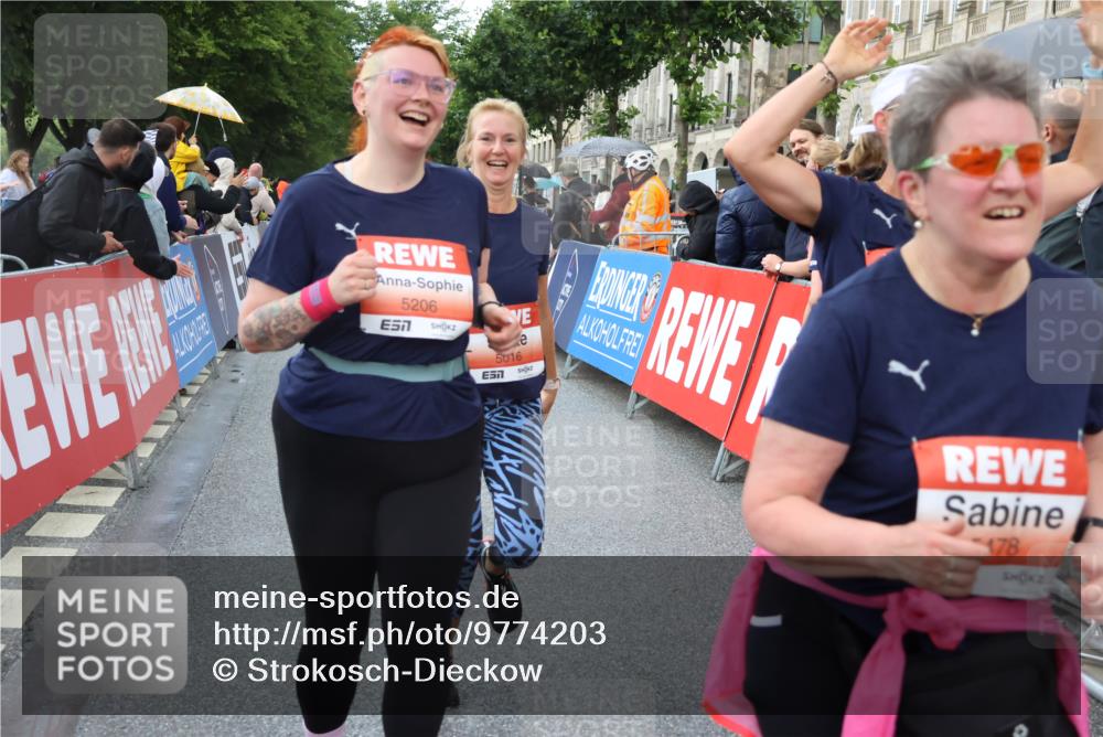 14.06.2026 - REWE Women's Run Strokosch-Dieckow http://msf.ph/oto/9774203 14.06.2026 11:08:19 Ziel 5016, 5018, 5019, 5201, 5206, 5478, 5807 meine-sportfotos.de