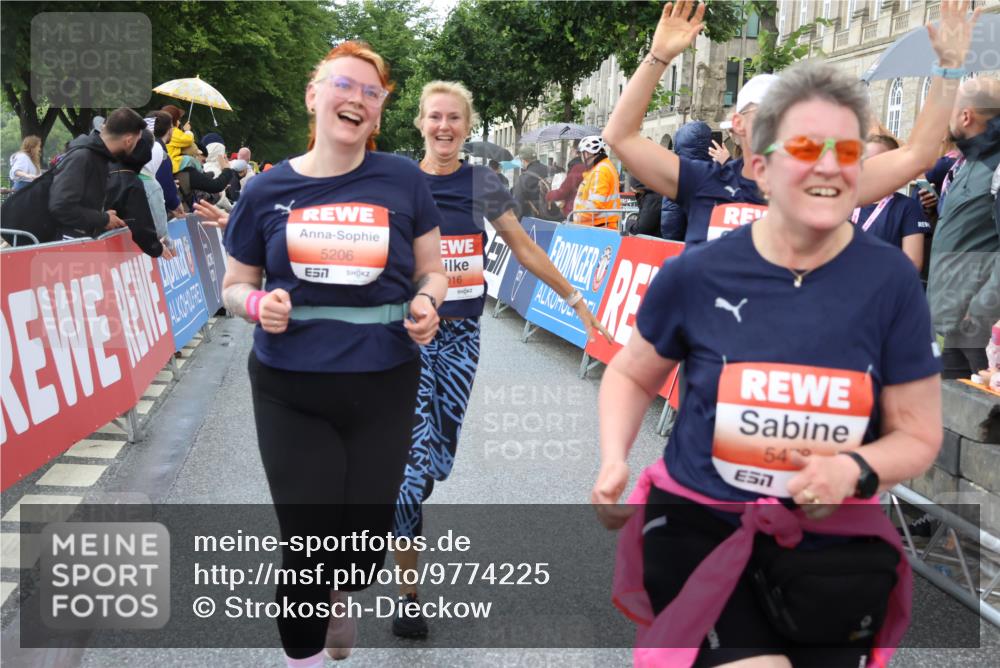 14.06.2026 - REWE Women's Run Strokosch-Dieckow http://msf.ph/oto/9774225 14.06.2026 11:08:18 Ziel 5016, 5018, 5019, 5201, 5206, 5478 meine-sportfotos.de