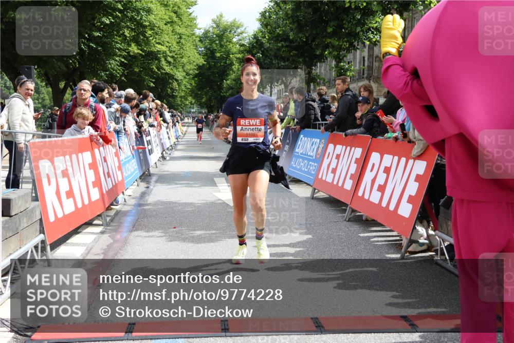 14.06.2026 - REWE Women's Run Strokosch-Dieckow http://msf.ph/oto/9774228 14.06.2026 10:53:38 Ziel 5026, 5109 meine-sportfotos.de