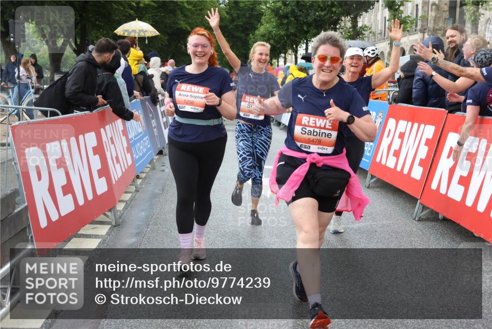 14.06.2026 - REWE Women's Run Strokosch-Dieckow http://msf.ph/oto/9774239 14.06.2026 11:08:17 Ziel 5016, 5018, 5019, 5201, 5206, 5478 meine-sportfotos.de