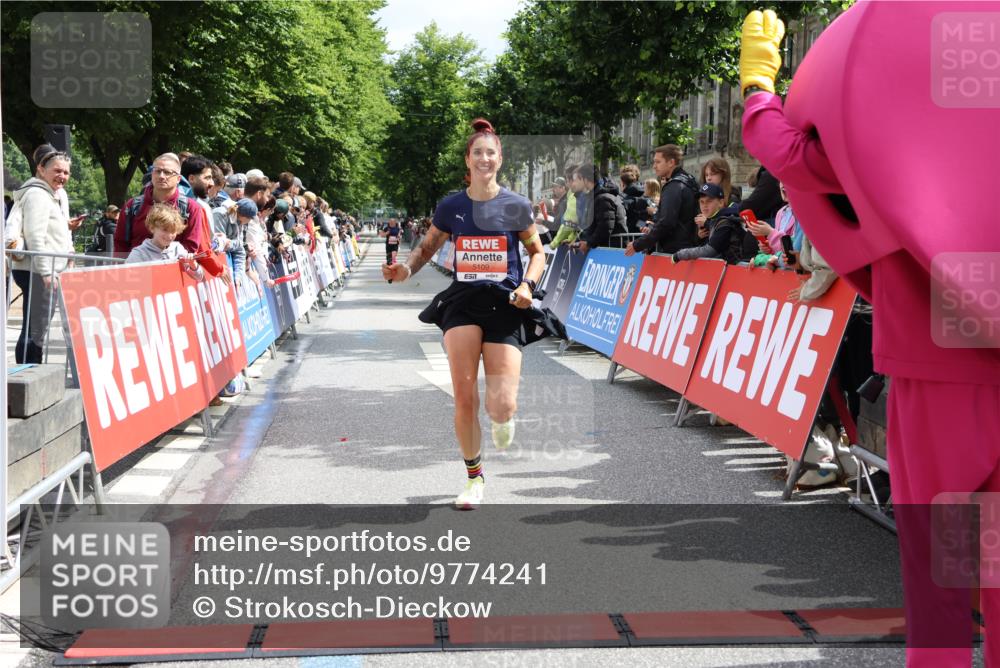 14.06.2026 - REWE Women's Run Strokosch-Dieckow http://msf.ph/oto/9774241 14.06.2026 10:53:38 Ziel 5026, 5109 meine-sportfotos.de
