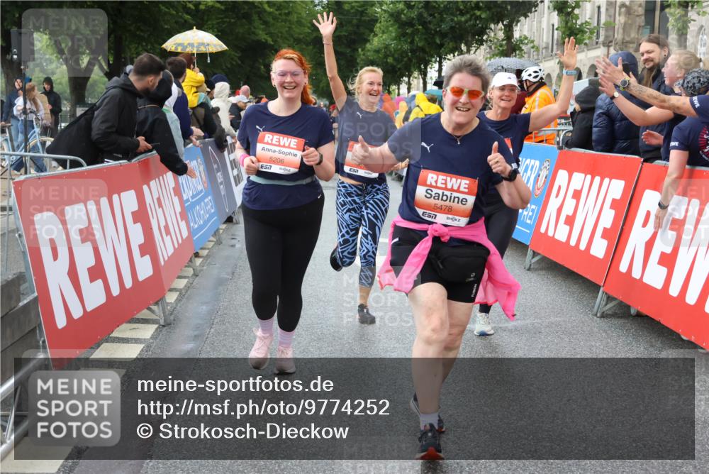 14.06.2026 - REWE Women's Run Strokosch-Dieckow http://msf.ph/oto/9774252 14.06.2026 11:08:17 Ziel 5016, 5018, 5019, 5201, 5206, 5478 meine-sportfotos.de