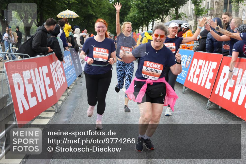 14.06.2026 - REWE Women's Run Strokosch-Dieckow http://msf.ph/oto/9774266 14.06.2026 11:08:17 Ziel 5016, 5018, 5019, 5201, 5206, 5478 meine-sportfotos.de