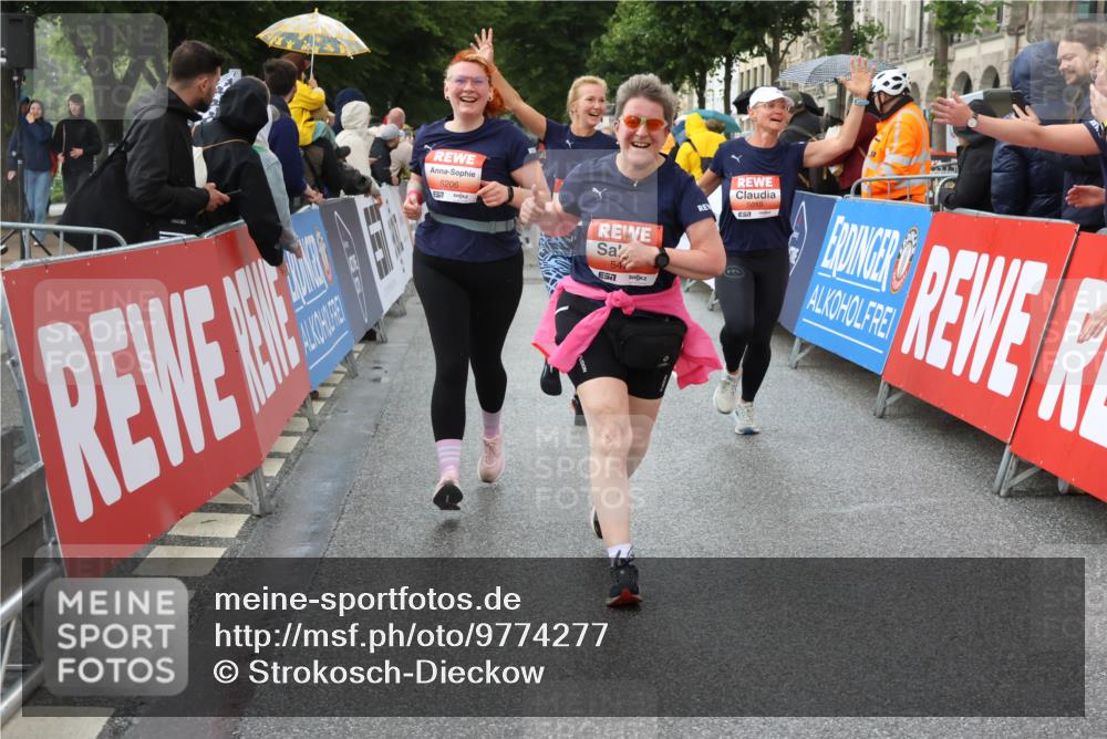 14.06.2026 - REWE Women's Run Strokosch-Dieckow http://msf.ph/oto/9774277 14.06.2026 11:08:17 Ziel 5016, 5018, 5019, 5201, 5206, 5478 meine-sportfotos.de