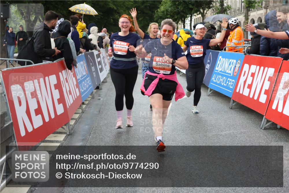 14.06.2026 - REWE Women's Run Strokosch-Dieckow http://msf.ph/oto/9774290 14.06.2026 11:08:17 Ziel 5016, 5018, 5019, 5201, 5206, 5478 meine-sportfotos.de