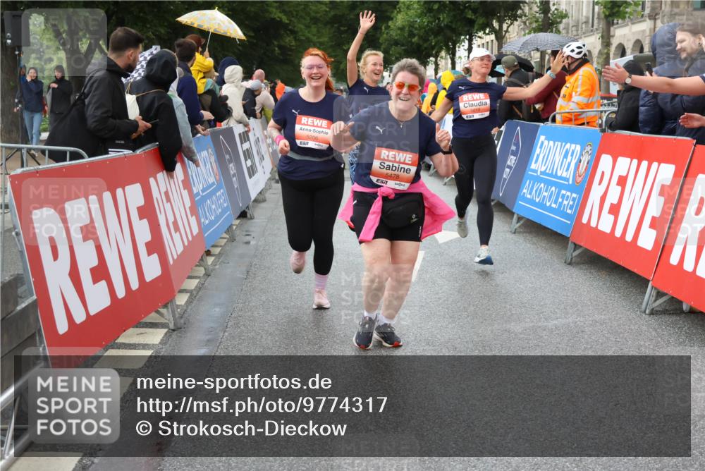 14.06.2026 - REWE Women's Run Strokosch-Dieckow http://msf.ph/oto/9774317 14.06.2026 11:08:17 Ziel 5016, 5018, 5019, 5201, 5206, 5478 meine-sportfotos.de