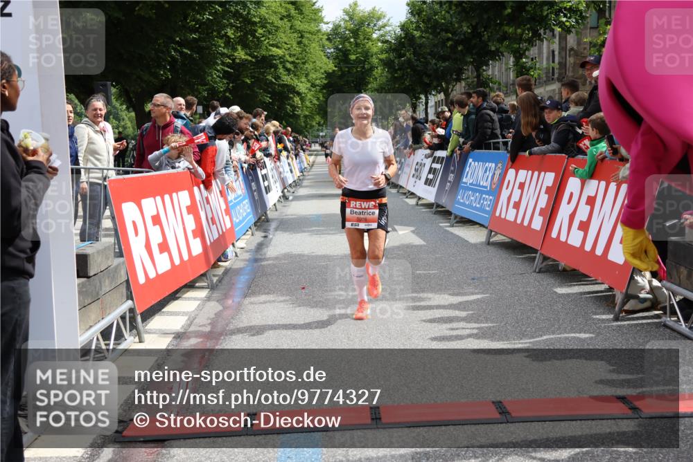 14.06.2026 - REWE Women's Run Strokosch-Dieckow http://msf.ph/oto/9774327 14.06.2026 10:53:32 Ziel 5026, 5978 meine-sportfotos.de