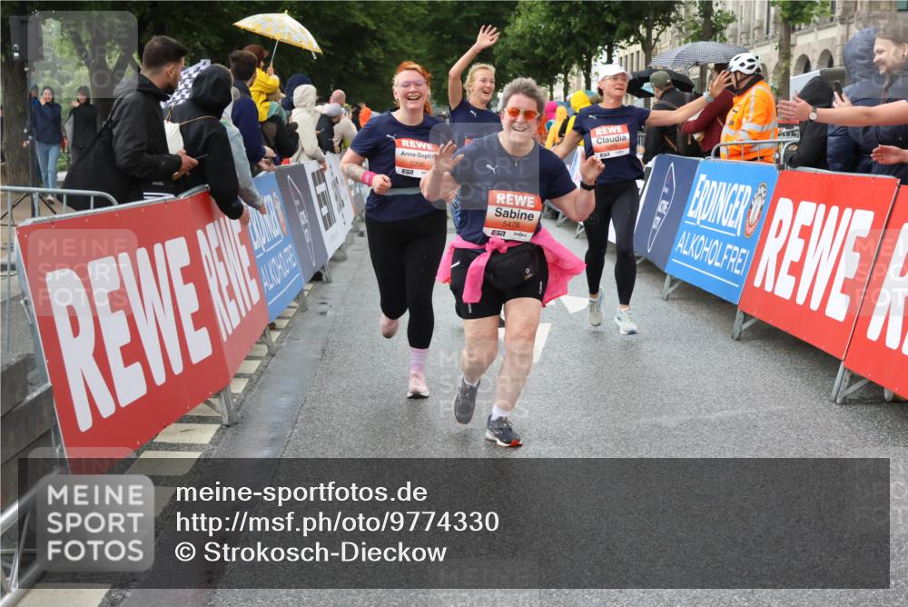 14.06.2026 - REWE Women's Run Strokosch-Dieckow http://msf.ph/oto/9774330 14.06.2026 11:08:16 Ziel 5016, 5018, 5019, 5128, 5129, 5131, 5206, 5478 meine-sportfotos.de