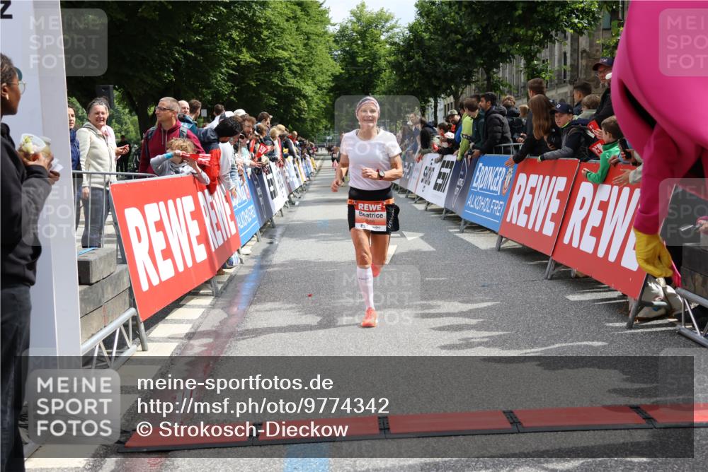 14.06.2026 - REWE Women's Run Strokosch-Dieckow http://msf.ph/oto/9774342 14.06.2026 10:53:32 Ziel 5026, 5978 meine-sportfotos.de