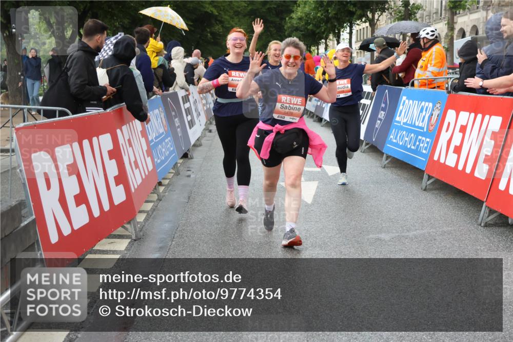 14.06.2026 - REWE Women's Run Strokosch-Dieckow http://msf.ph/oto/9774354 14.06.2026 11:08:16 Ziel 5016, 5018, 5019, 5128, 5129, 5131, 5206, 5478 meine-sportfotos.de