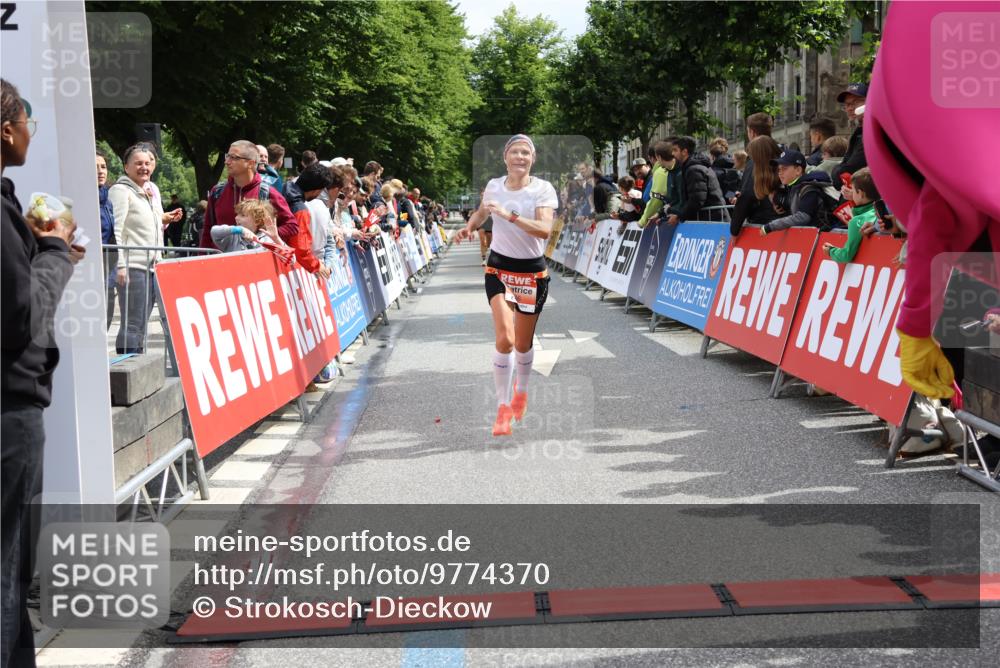 14.06.2026 - REWE Women's Run Strokosch-Dieckow http://msf.ph/oto/9774370 14.06.2026 10:53:32 Ziel 5026, 5978 meine-sportfotos.de