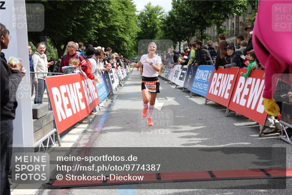 14.06.2026 - REWE Women's Run Strokosch-Dieckow http://msf.ph/oto/9774387 14.06.2026 10:53:32 Ziel 5026, 5978 meine-sportfotos.de