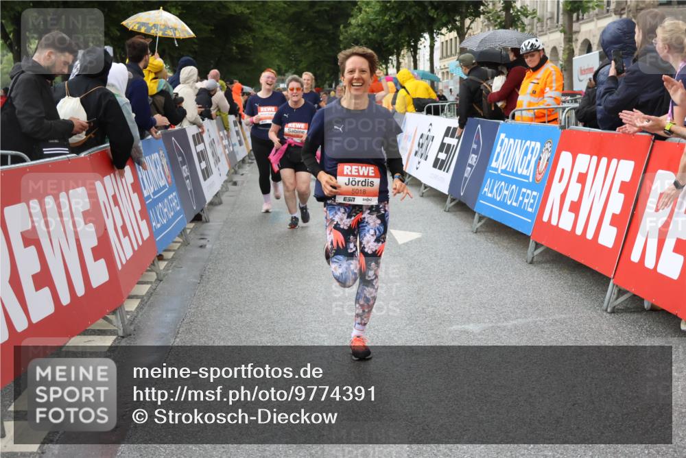 14.06.2026 - REWE Women's Run Strokosch-Dieckow http://msf.ph/oto/9774391 14.06.2026 11:08:14 Ziel 5016, 5018, 5019, 5128, 5129, 5131, 5206, 5313, 5397, 5478, 5664 meine-sportfotos.de