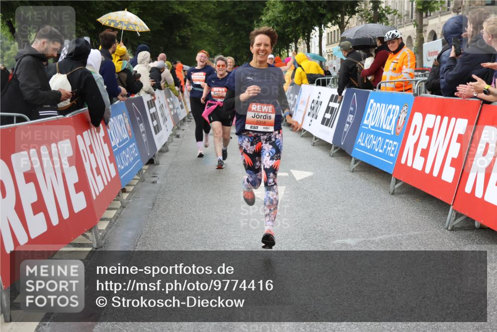 14.06.2026 - REWE Women's Run Strokosch-Dieckow http://msf.ph/oto/9774416 14.06.2026 11:08:14 Ziel 5016, 5018, 5019, 5128, 5129, 5131, 5206, 5313, 5397, 5478, 5664 meine-sportfotos.de