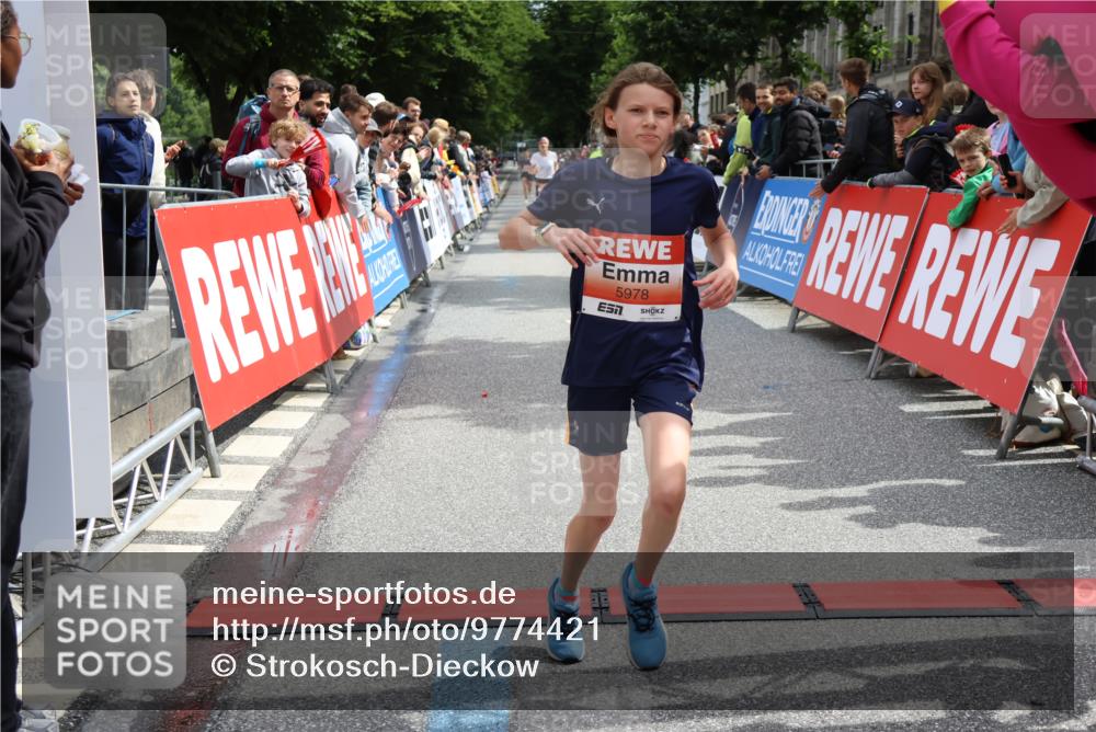 14.06.2026 - REWE Women's Run Strokosch-Dieckow http://msf.ph/oto/9774421 14.06.2026 10:53:27 Ziel 5493, 5694, 5978 meine-sportfotos.de