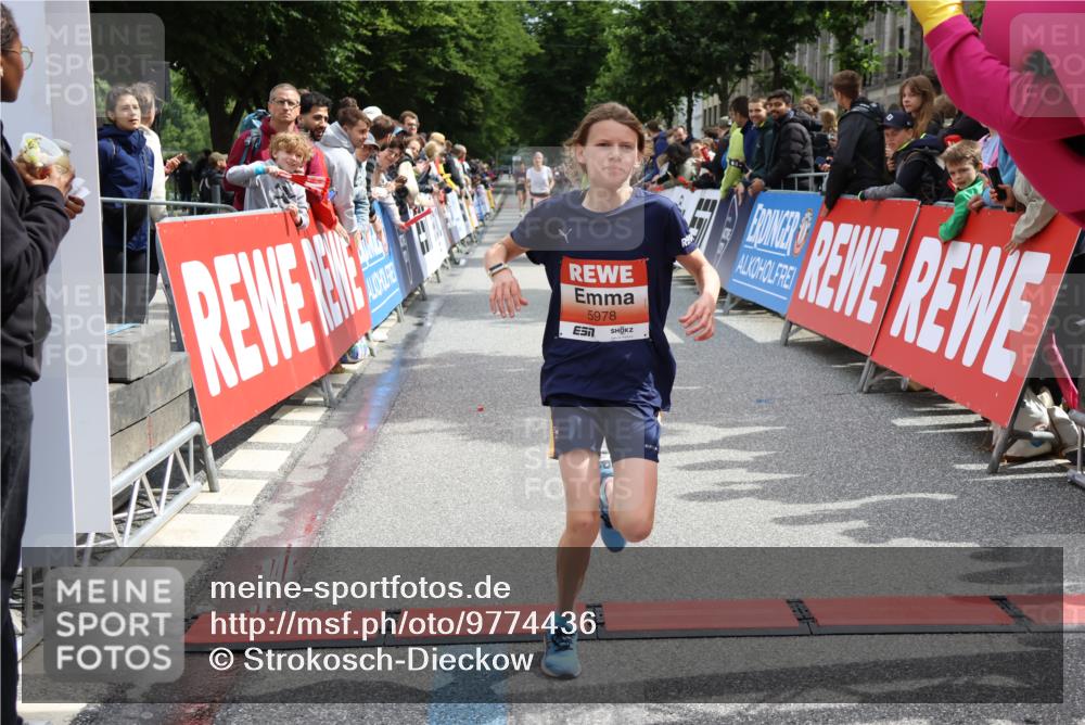 14.06.2026 - REWE Women's Run Strokosch-Dieckow http://msf.ph/oto/9774436 14.06.2026 10:53:27 Ziel 5493, 5694, 5978 meine-sportfotos.de