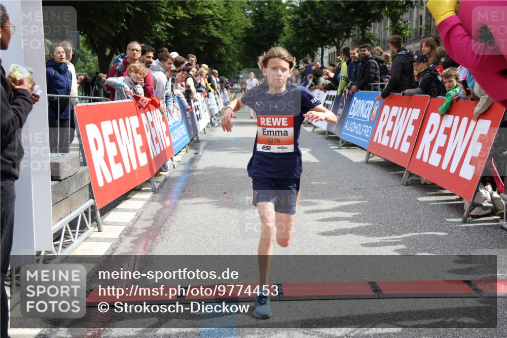 14.06.2026 - REWE Women's Run Strokosch-Dieckow http://msf.ph/oto/9774453 14.06.2026 10:53:27 Ziel 5493, 5694, 5978 meine-sportfotos.de