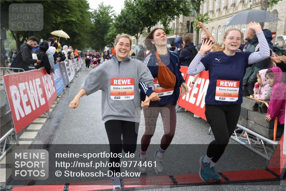 14.06.2026 - REWE Women's Run Strokosch-Dieckow http://msf.ph/oto/9774461 14.06.2026 11:08:08 Ziel 5065, 5128, 5129, 5131, 5313, 5397, 5423, 5664 meine-sportfotos.de