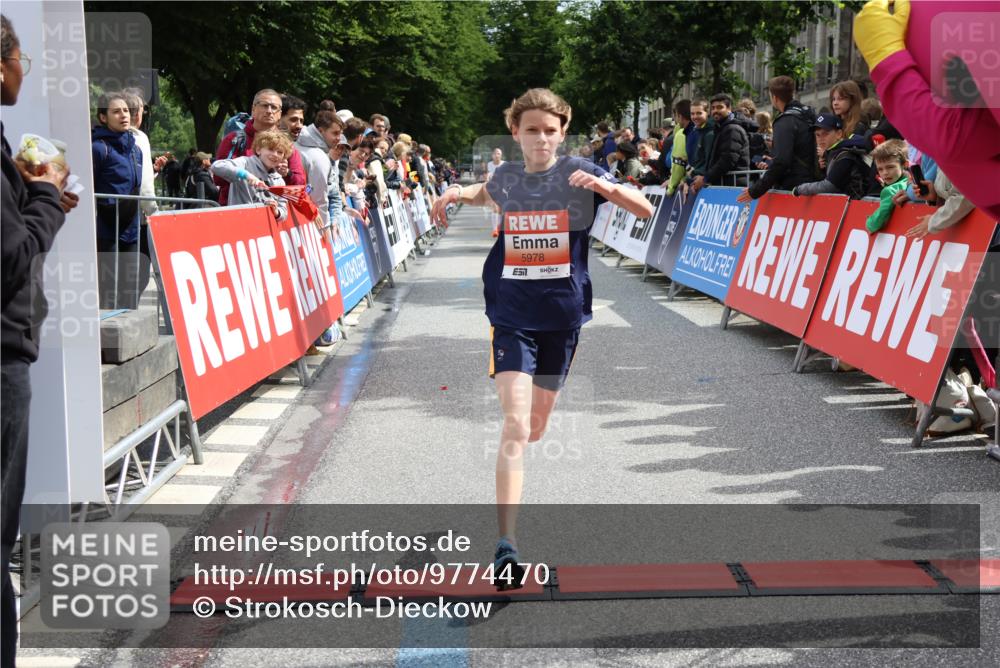 14.06.2026 - REWE Women's Run Strokosch-Dieckow http://msf.ph/oto/9774470 14.06.2026 10:53:27 Ziel 5493, 5694, 5978 meine-sportfotos.de