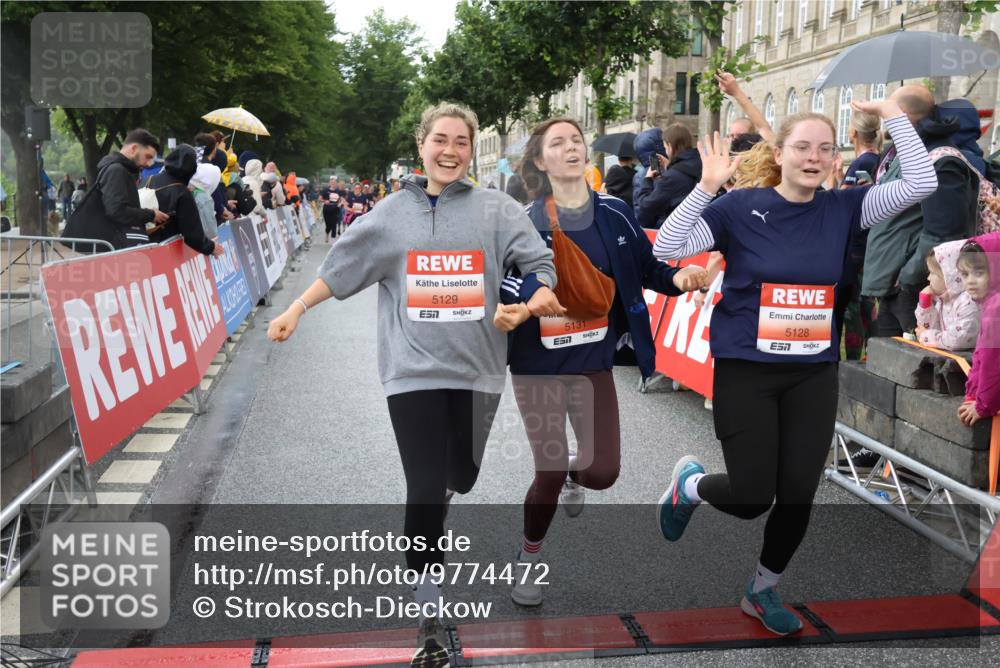 14.06.2026 - REWE Women's Run Strokosch-Dieckow http://msf.ph/oto/9774472 14.06.2026 11:08:08 Ziel 5065, 5128, 5129, 5131, 5313, 5397, 5423, 5664 meine-sportfotos.de