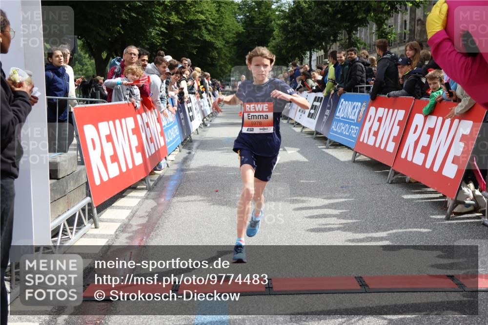 14.06.2026 - REWE Women's Run Strokosch-Dieckow http://msf.ph/oto/9774483 14.06.2026 10:53:27 Ziel 5493, 5694, 5978 meine-sportfotos.de