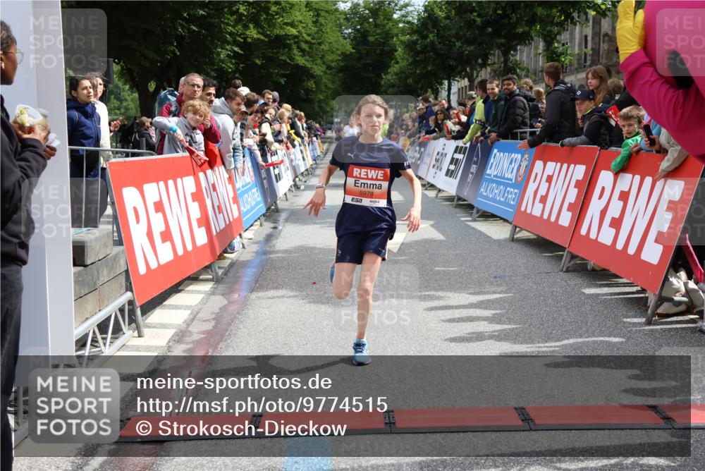14.06.2026 - REWE Women's Run Strokosch-Dieckow http://msf.ph/oto/9774515 14.06.2026 10:53:27 Ziel 5493, 5694, 5978 meine-sportfotos.de