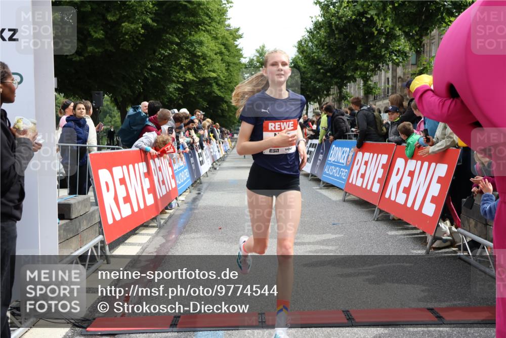 14.06.2026 - REWE Women's Run Strokosch-Dieckow http://msf.ph/oto/9774544 14.06.2026 10:53:22 Ziel 5493, 5694, 5815, 5990 meine-sportfotos.de