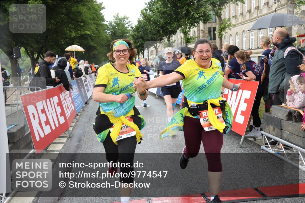 14.06.2026 - REWE Women's Run Strokosch-Dieckow http://msf.ph/oto/9774547 14.06.2026 11:08:06 Ziel 5065, 5128, 5129, 5131, 5313, 5327, 5397, 5423, 5664, 5752 meine-sportfotos.de