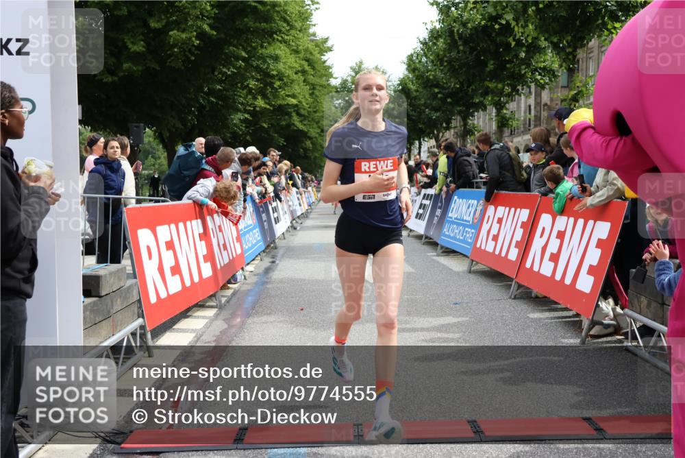 14.06.2026 - REWE Women's Run Strokosch-Dieckow http://msf.ph/oto/9774555 14.06.2026 10:53:22 Ziel 5493, 5694, 5815, 5990 meine-sportfotos.de