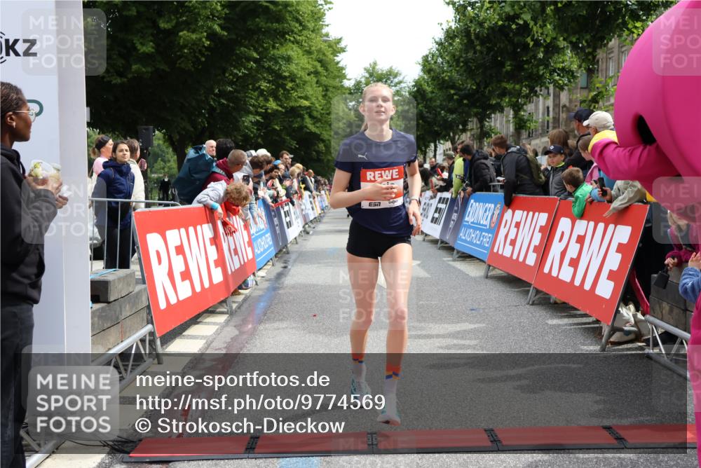 14.06.2026 - REWE Women's Run Strokosch-Dieckow http://msf.ph/oto/9774569 14.06.2026 10:53:22 Ziel 5493, 5694, 5815, 5990 meine-sportfotos.de