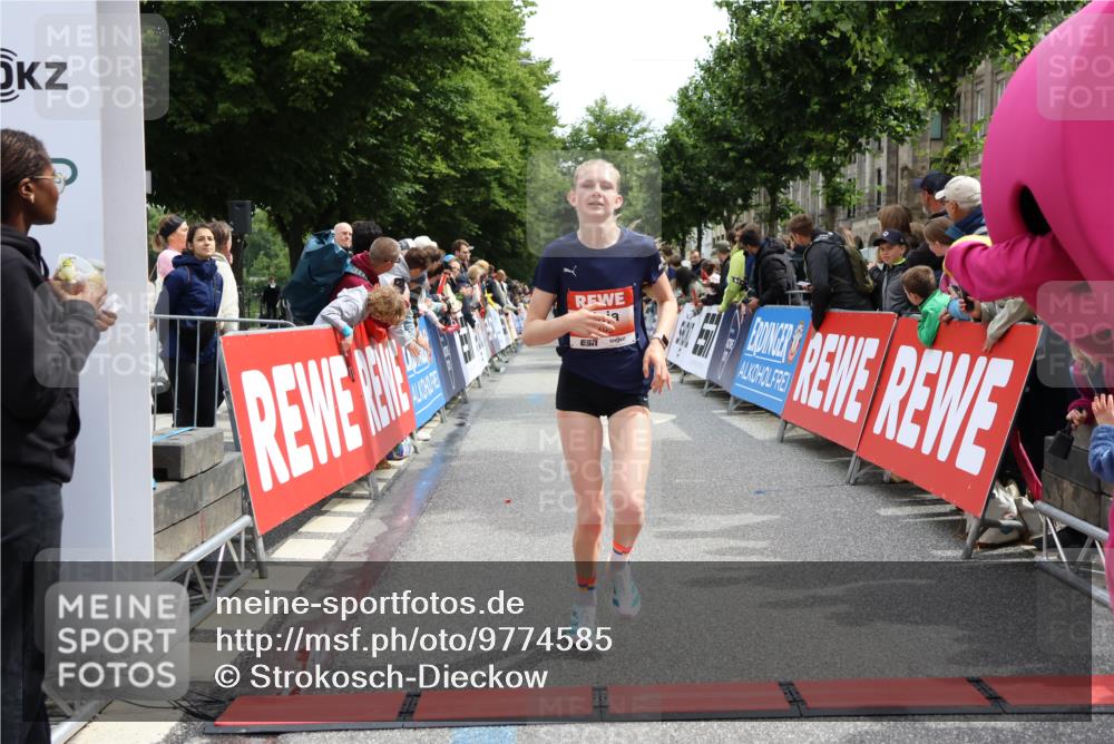 14.06.2026 - REWE Women's Run Strokosch-Dieckow http://msf.ph/oto/9774585 14.06.2026 10:53:22 Ziel 5493, 5694, 5815, 5990 meine-sportfotos.de