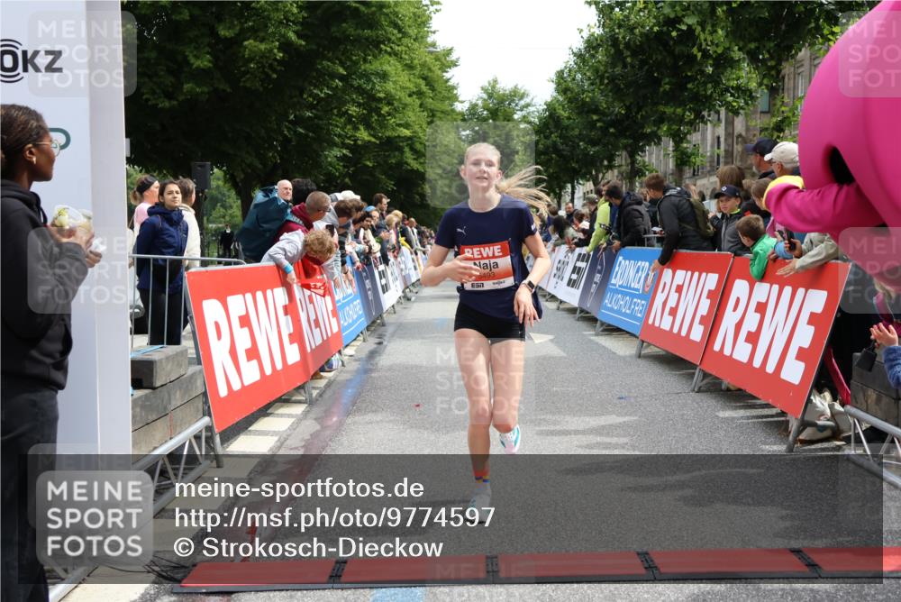 14.06.2026 - REWE Women's Run Strokosch-Dieckow http://msf.ph/oto/9774597 14.06.2026 10:53:22 Ziel 5493, 5694, 5815, 5990 meine-sportfotos.de