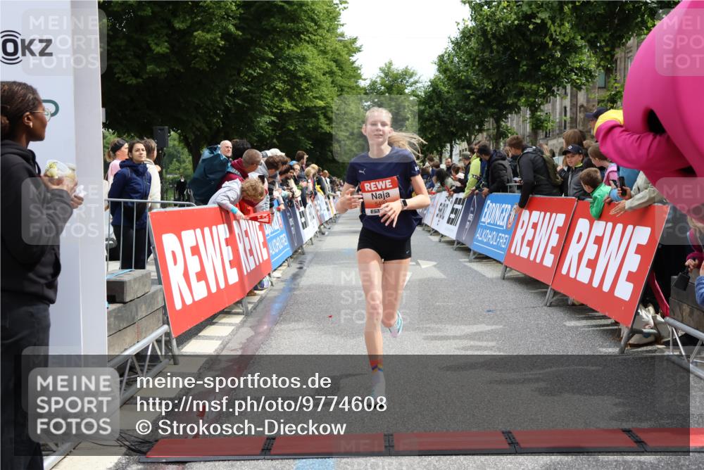 14.06.2026 - REWE Women's Run Strokosch-Dieckow http://msf.ph/oto/9774608 14.06.2026 10:53:22 Ziel 5493, 5694, 5815, 5990 meine-sportfotos.de