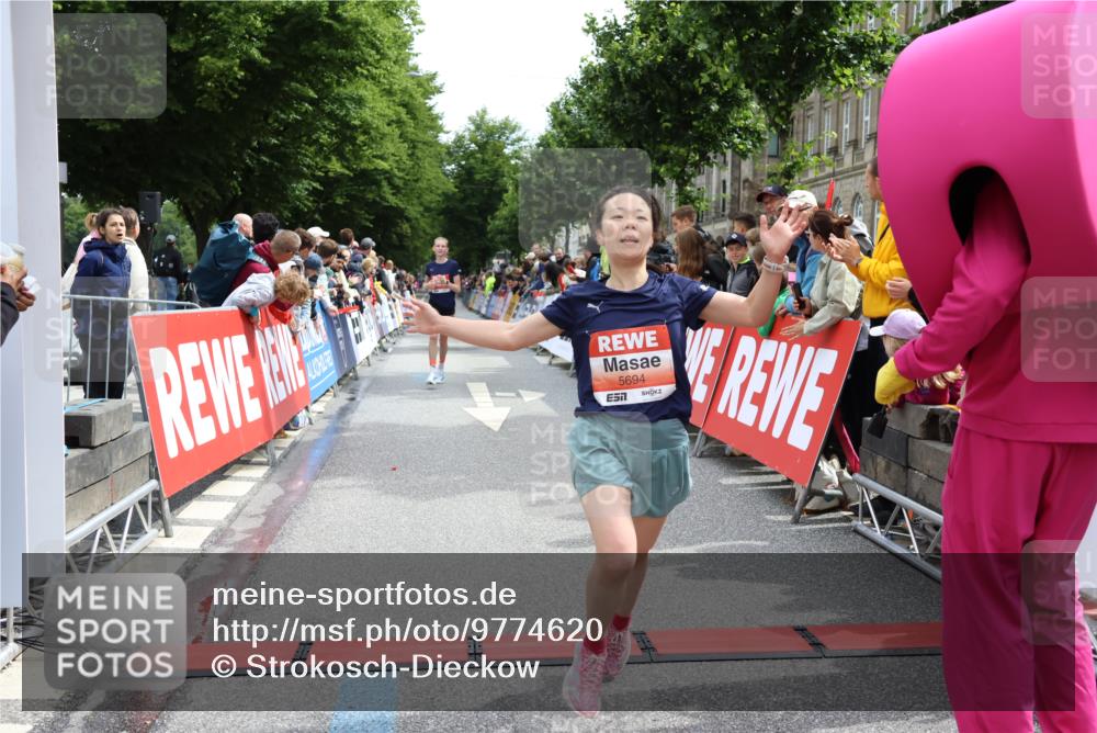 14.06.2026 - REWE Women's Run Strokosch-Dieckow http://msf.ph/oto/9774620 14.06.2026 10:53:20 Ziel 5493, 5694, 5815, 5990 meine-sportfotos.de