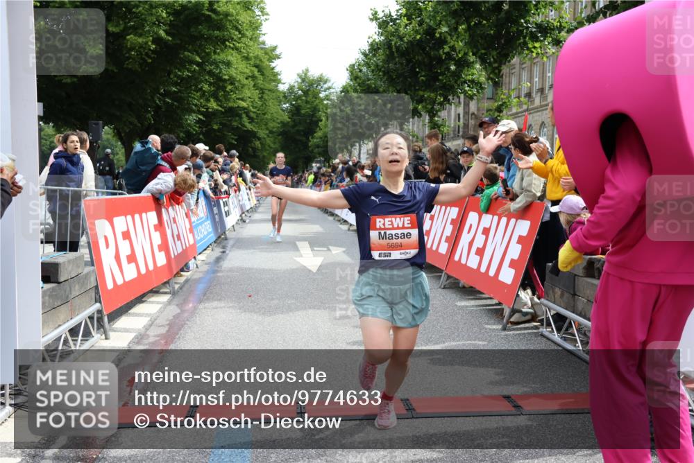 14.06.2026 - REWE Women's Run Strokosch-Dieckow http://msf.ph/oto/9774633 14.06.2026 10:53:20 Ziel 5493, 5694, 5815, 5990 meine-sportfotos.de