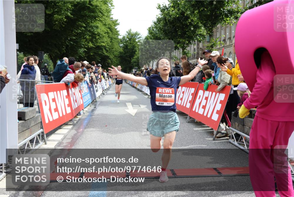 14.06.2026 - REWE Women's Run Strokosch-Dieckow http://msf.ph/oto/9774646 14.06.2026 10:53:19 Ziel 5306, 5493, 5694, 5815, 5990 meine-sportfotos.de