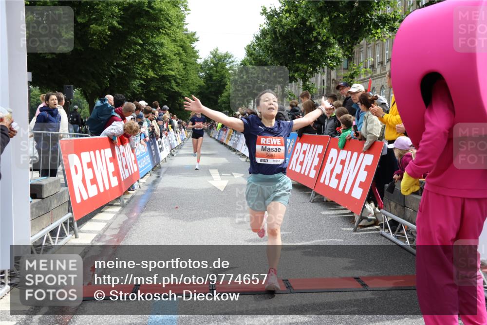 14.06.2026 - REWE Women's Run Strokosch-Dieckow http://msf.ph/oto/9774657 14.06.2026 10:53:19 Ziel 5306, 5493, 5694, 5815, 5990 meine-sportfotos.de