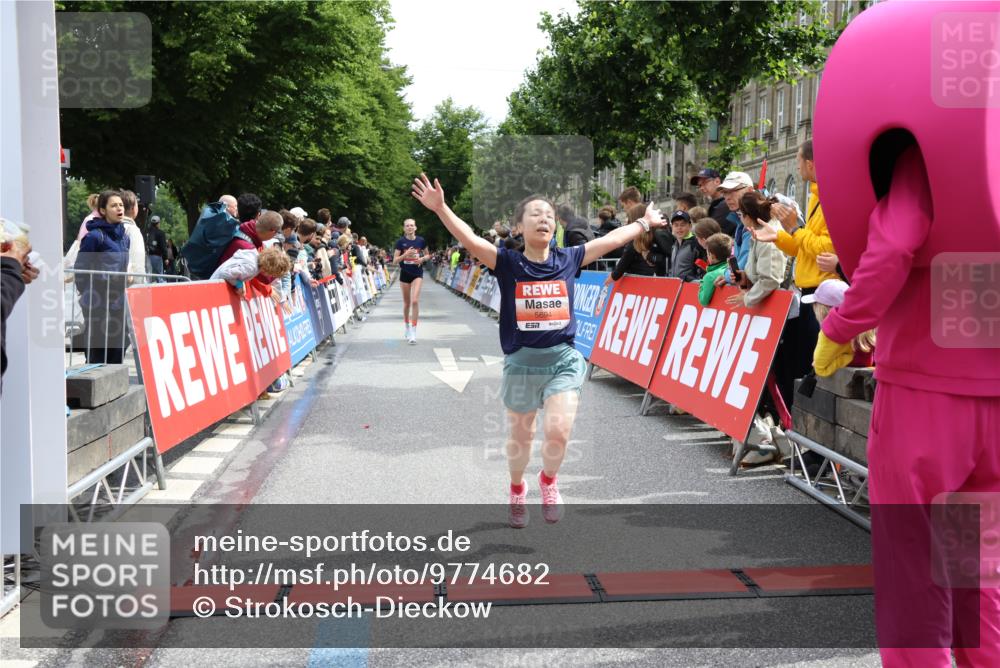 14.06.2026 - REWE Women's Run Strokosch-Dieckow http://msf.ph/oto/9774682 14.06.2026 10:53:19 Ziel 5306, 5493, 5694, 5815, 5990 meine-sportfotos.de