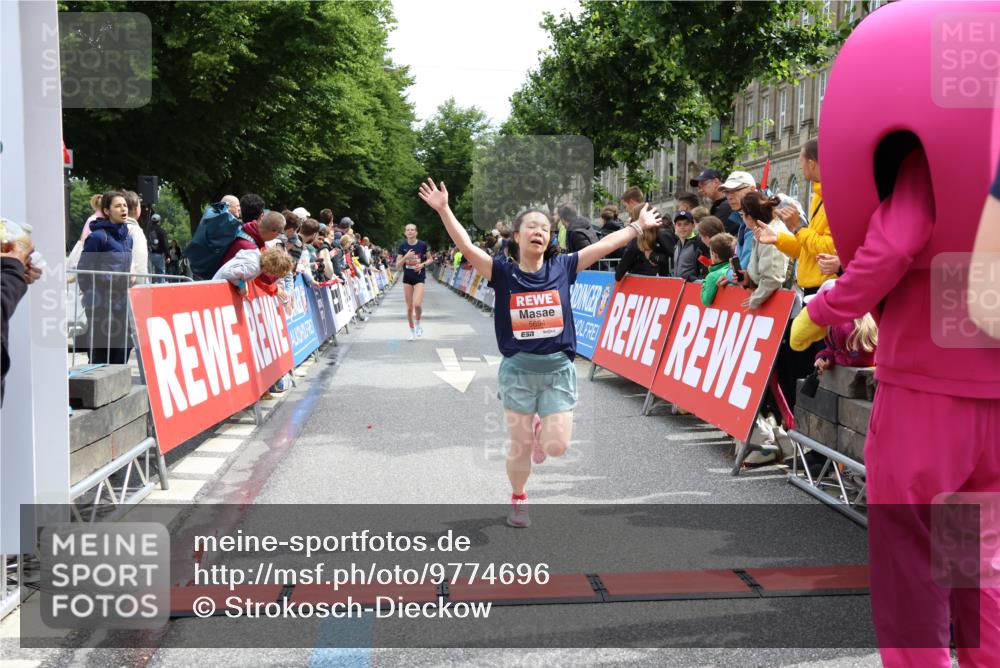 14.06.2026 - REWE Women's Run Strokosch-Dieckow http://msf.ph/oto/9774696 14.06.2026 10:53:19 Ziel 5306, 5493, 5694, 5815, 5990 meine-sportfotos.de