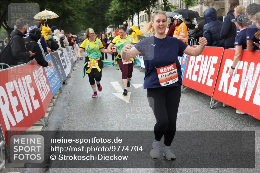 14.06.2026 - REWE Women's Run Strokosch-Dieckow http://msf.ph/oto/9774704 14.06.2026 11:08:03 Ziel 5065, 5313, 5327, 5397, 5423, 5664, 5752 meine-sportfotos.de