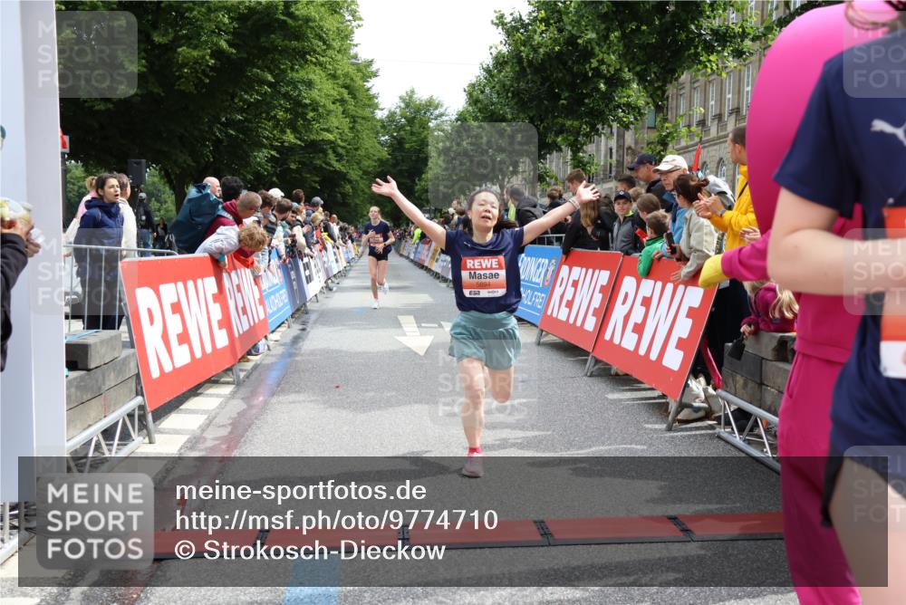 14.06.2026 - REWE Women's Run Strokosch-Dieckow http://msf.ph/oto/9774710 14.06.2026 10:53:19 Ziel 5306, 5493, 5694, 5815, 5990 meine-sportfotos.de