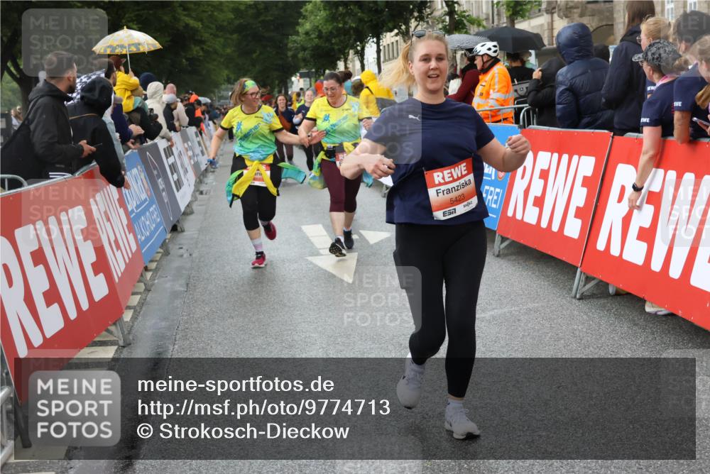 14.06.2026 - REWE Women's Run Strokosch-Dieckow http://msf.ph/oto/9774713 14.06.2026 11:08:03 Ziel 5065, 5313, 5327, 5397, 5423, 5664, 5752 meine-sportfotos.de