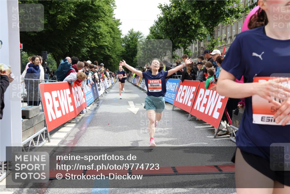 14.06.2026 - REWE Women's Run Strokosch-Dieckow http://msf.ph/oto/9774723 14.06.2026 10:53:19 Ziel 5306, 5493, 5694, 5815, 5990 meine-sportfotos.de