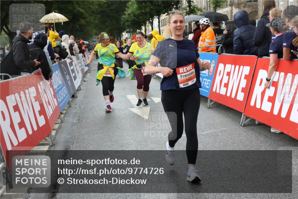 14.06.2026 - REWE Women's Run Strokosch-Dieckow http://msf.ph/oto/9774726 14.06.2026 11:08:03 Ziel 5065, 5313, 5327, 5397, 5423, 5664, 5752 meine-sportfotos.de