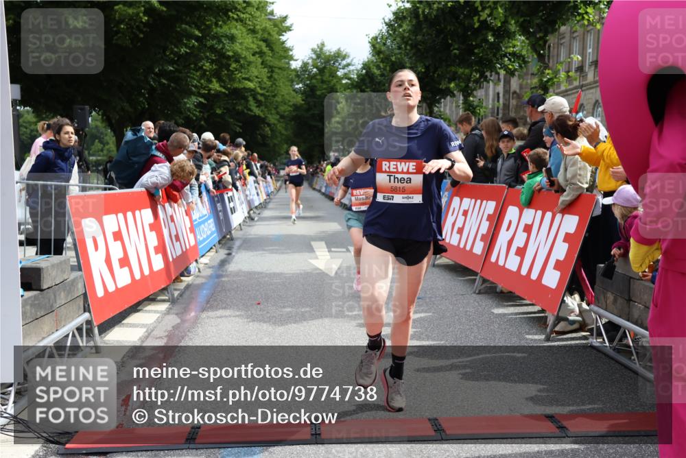 14.06.2026 - REWE Women's Run Strokosch-Dieckow http://msf.ph/oto/9774738 14.06.2026 10:53:18 Ziel 5306, 5493, 5694, 5815, 5990 meine-sportfotos.de