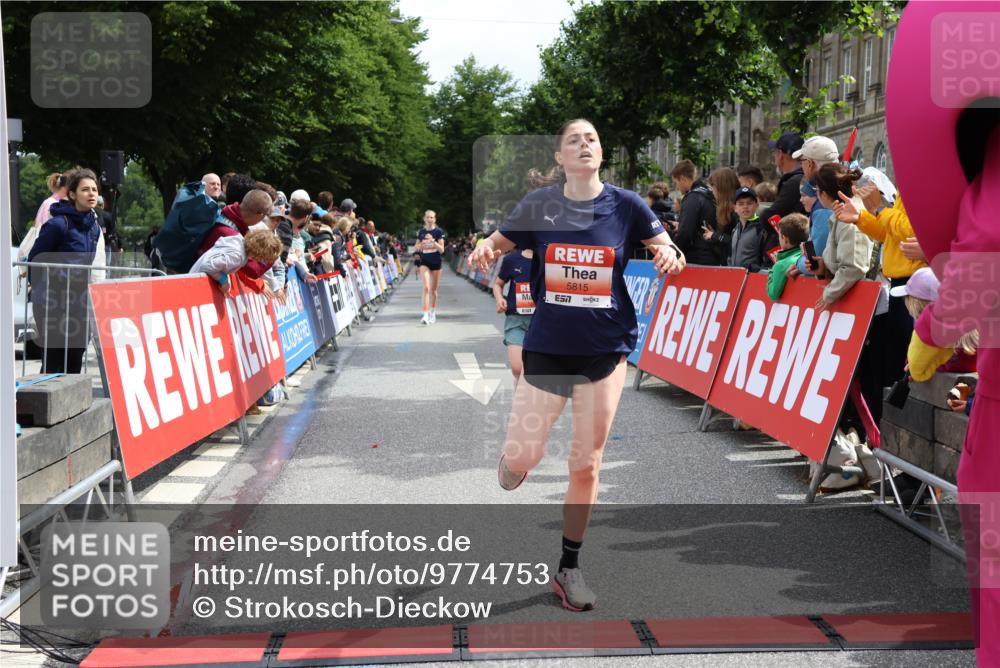 14.06.2026 - REWE Women's Run Strokosch-Dieckow http://msf.ph/oto/9774753 14.06.2026 10:53:18 Ziel 5306, 5493, 5694, 5815, 5990 meine-sportfotos.de